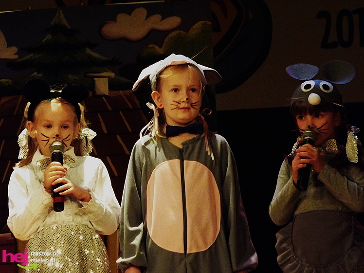 XIII Miejski Przegląd Dziecięcych Grup Teatralnych ?Scenażeria? z tłumem małych aktorów