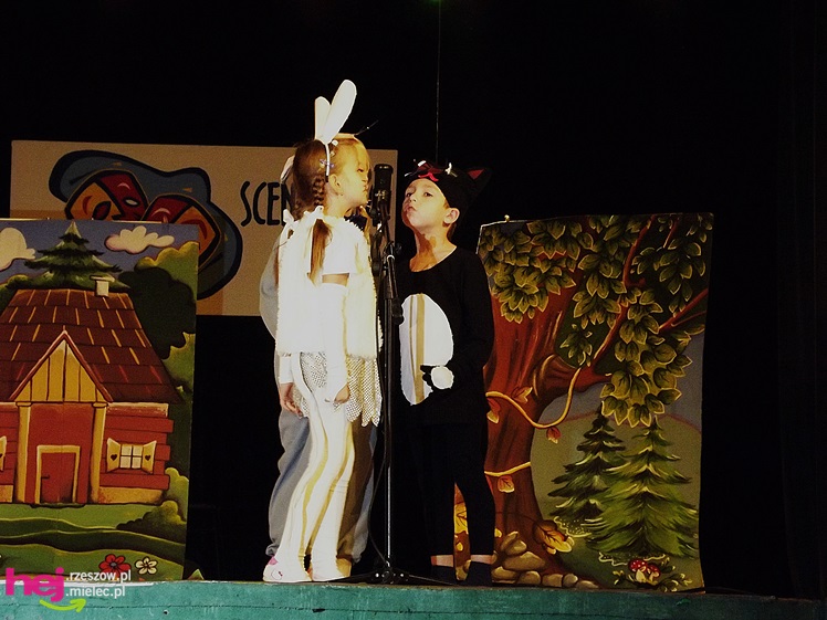 XIII Miejski Przegląd Dziecięcych Grup Teatralnych ?Scenażeria? z tłumem małych aktorów