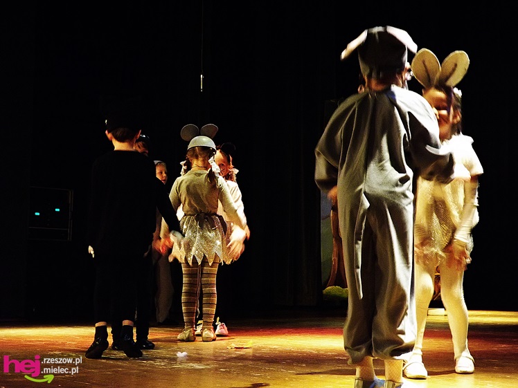XIII Miejski Przegląd Dziecięcych Grup Teatralnych ?Scenażeria? z tłumem małych aktorów