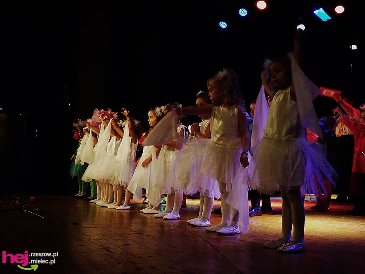 XIII Miejski Przegląd Dziecięcych Grup Teatralnych ?Scenażeria? z tłumem małych aktorów