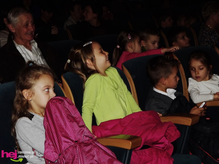 XIII Miejski Przegląd Dziecięcych Grup Teatralnych ?Scenażeria? z tłumem małych aktorów