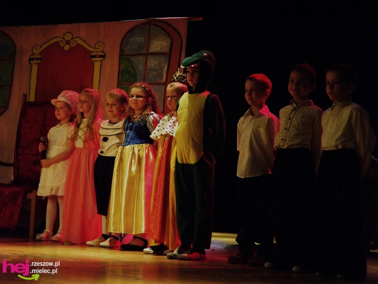 XIII Miejski Przegląd Dziecięcych Grup Teatralnych ?Scenażeria? z tłumem małych aktorów