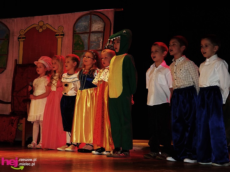 XIII Miejski Przegląd Dziecięcych Grup Teatralnych ?Scenażeria? z tłumem małych aktorów