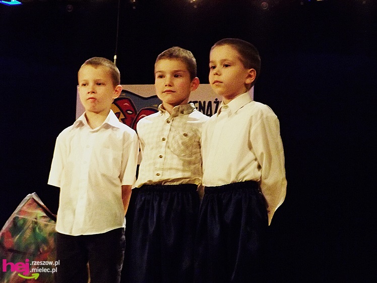 XIII Miejski Przegląd Dziecięcych Grup Teatralnych ?Scenażeria? z tłumem małych aktorów