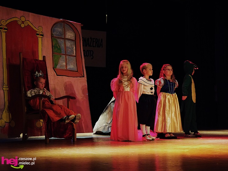 XIII Miejski Przegląd Dziecięcych Grup Teatralnych ?Scenażeria? z tłumem małych aktorów