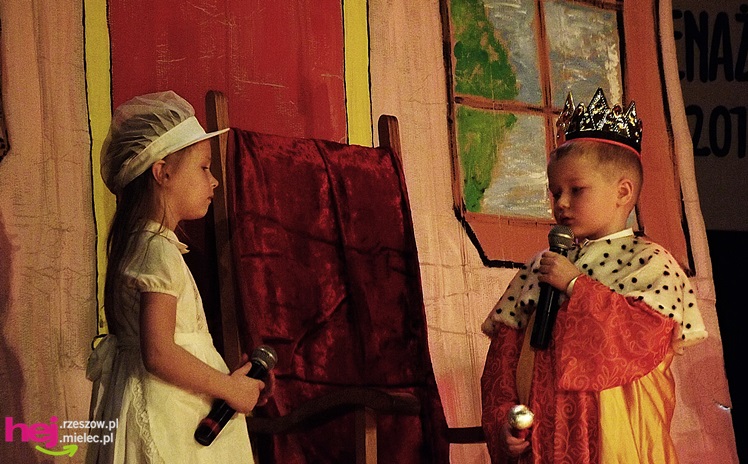 XIII Miejski Przegląd Dziecięcych Grup Teatralnych ?Scenażeria? z tłumem małych aktorów