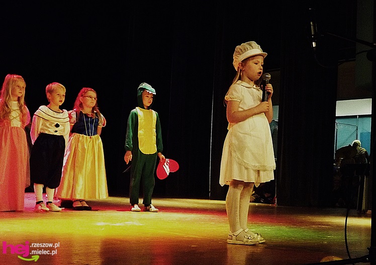 XIII Miejski Przegląd Dziecięcych Grup Teatralnych ?Scenażeria? z tłumem małych aktorów
