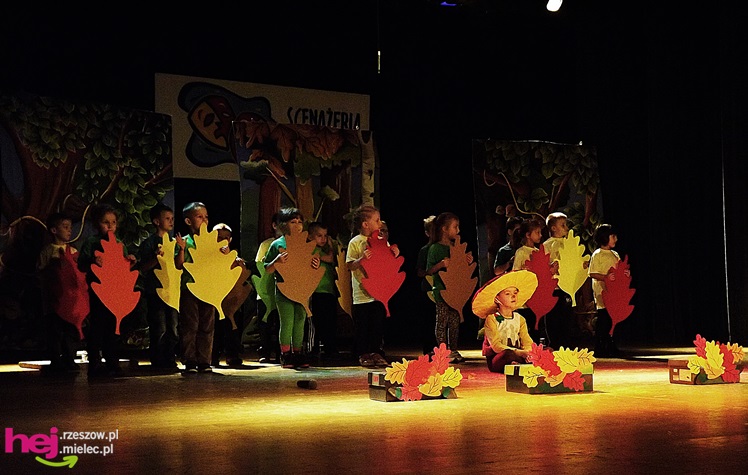 XIII Miejski Przegląd Dziecięcych Grup Teatralnych ?Scenażeria? z tłumem małych aktorów