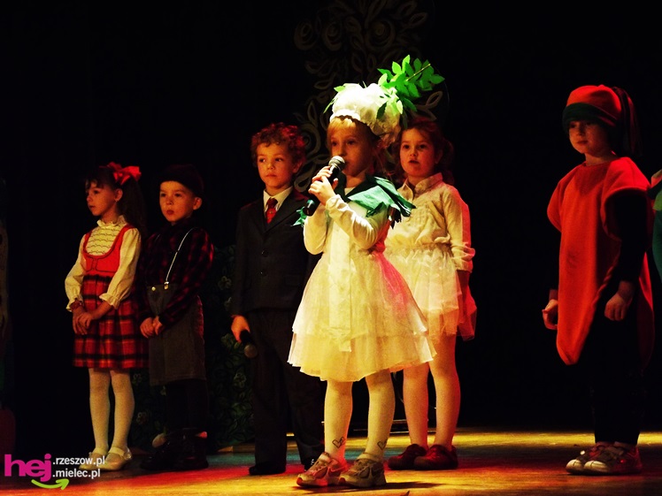 XIII Miejski Przegląd Dziecięcych Grup Teatralnych ?Scenażeria? z tłumem małych aktorów