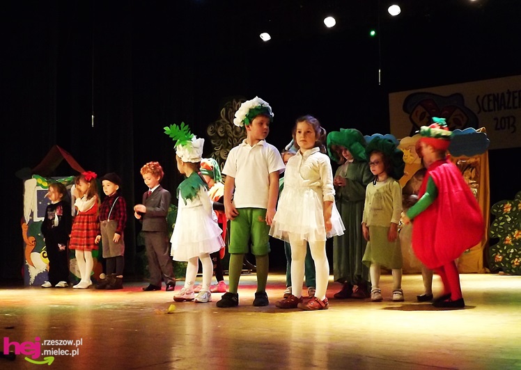 XIII Miejski Przegląd Dziecięcych Grup Teatralnych ?Scenażeria? z tłumem małych aktorów