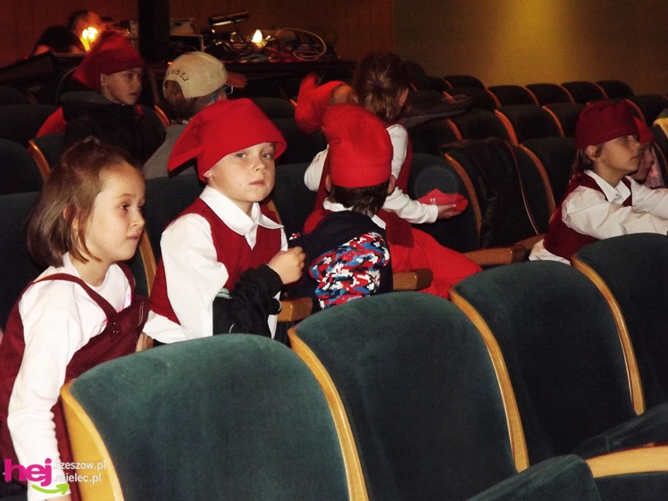 XIII Miejski Przegląd Dziecięcych Grup Teatralnych ?Scenażeria? z tłumem małych aktorów