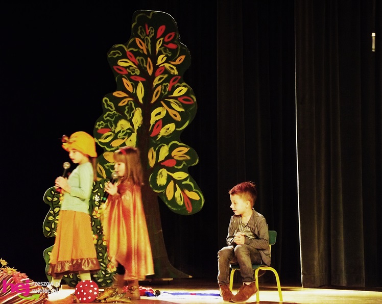 XIII Miejski Przegląd Dziecięcych Grup Teatralnych ?Scenażeria? z tłumem małych aktorów