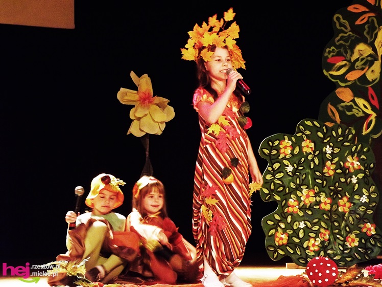 XIII Miejski Przegląd Dziecięcych Grup Teatralnych ?Scenażeria? z tłumem małych aktorów