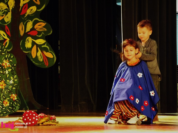 XIII Miejski Przegląd Dziecięcych Grup Teatralnych ?Scenażeria? z tłumem małych aktorów