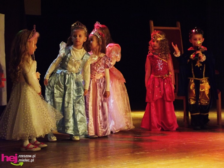 XIII Miejski Przegląd Dziecięcych Grup Teatralnych ?Scenażeria? z tłumem małych aktorów