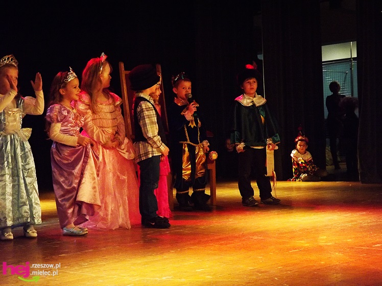 XIII Miejski Przegląd Dziecięcych Grup Teatralnych ?Scenażeria? z tłumem małych aktorów