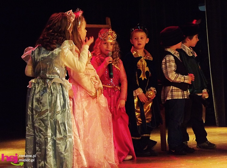 XIII Miejski Przegląd Dziecięcych Grup Teatralnych ?Scenażeria? z tłumem małych aktorów
