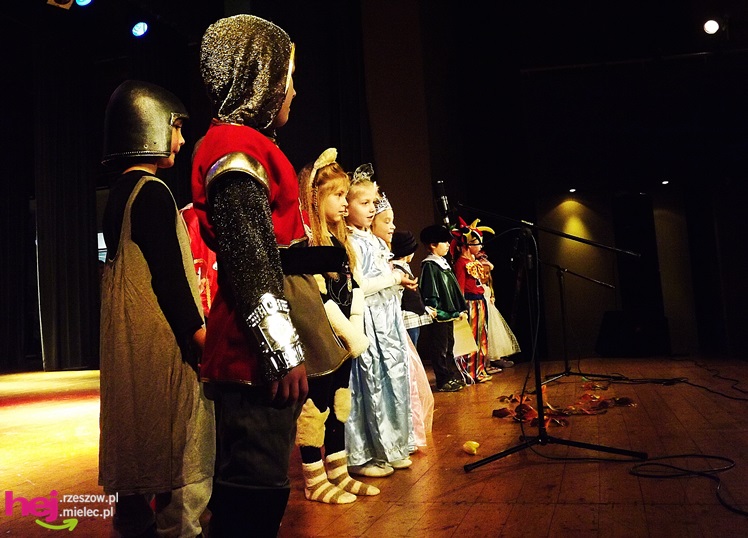 XIII Miejski Przegląd Dziecięcych Grup Teatralnych ?Scenażeria? z tłumem małych aktorów