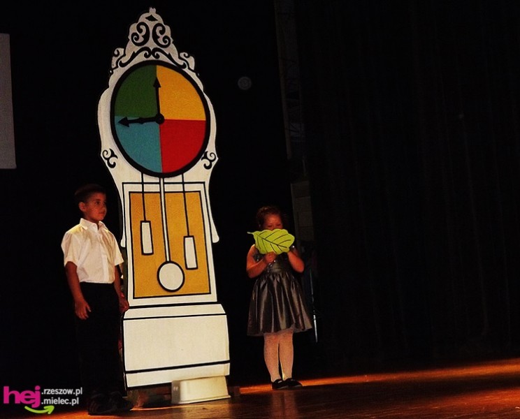 XIII Miejski Przegląd Dziecięcych Grup Teatralnych ?Scenażeria? z tłumem małych aktorów