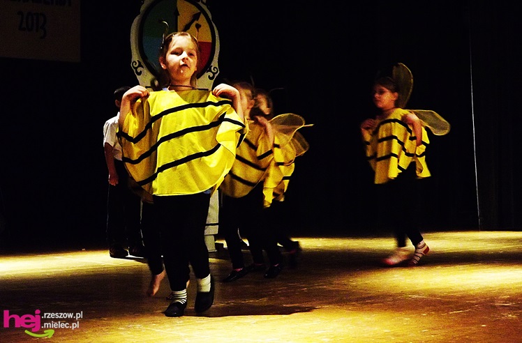 XIII Miejski Przegląd Dziecięcych Grup Teatralnych ?Scenażeria? z tłumem małych aktorów