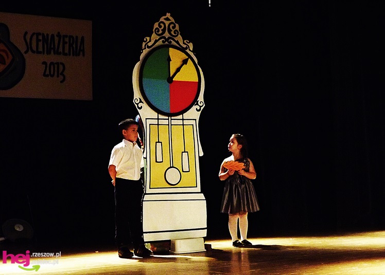 XIII Miejski Przegląd Dziecięcych Grup Teatralnych ?Scenażeria? z tłumem małych aktorów