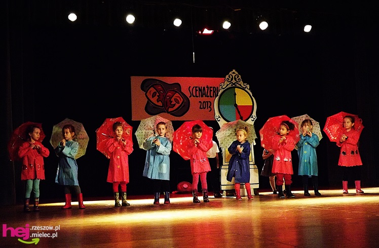 XIII Miejski Przegląd Dziecięcych Grup Teatralnych ?Scenażeria? z tłumem małych aktorów