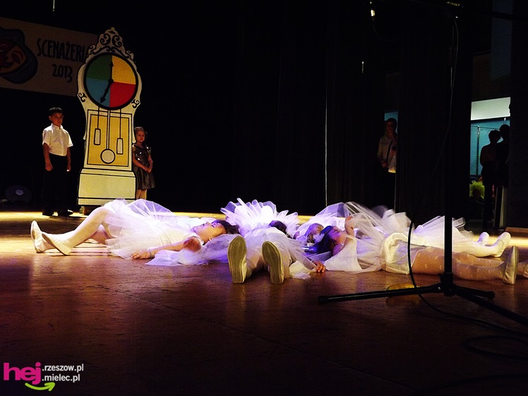 XIII Miejski Przegląd Dziecięcych Grup Teatralnych ?Scenażeria? z tłumem małych aktorów