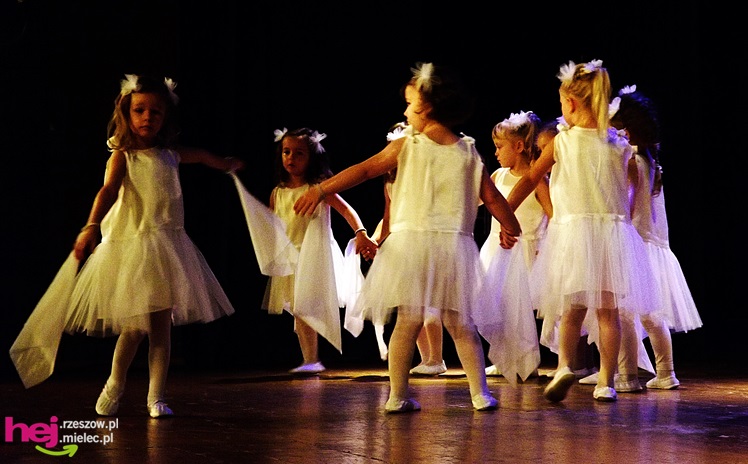 XIII Miejski Przegląd Dziecięcych Grup Teatralnych ?Scenażeria? z tłumem małych aktorów