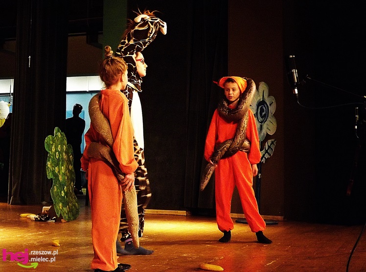 XIII Miejski Przegląd Dziecięcych Grup Teatralnych ?Scenażeria? z tłumem małych aktorów