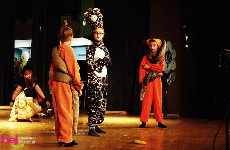 XIII Miejski Przegląd Dziecięcych Grup Teatralnych ?Scenażeria? z tłumem małych aktorów