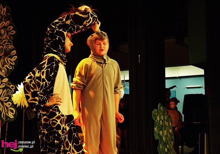 XIII Miejski Przegląd Dziecięcych Grup Teatralnych ?Scenażeria? z tłumem małych aktorów