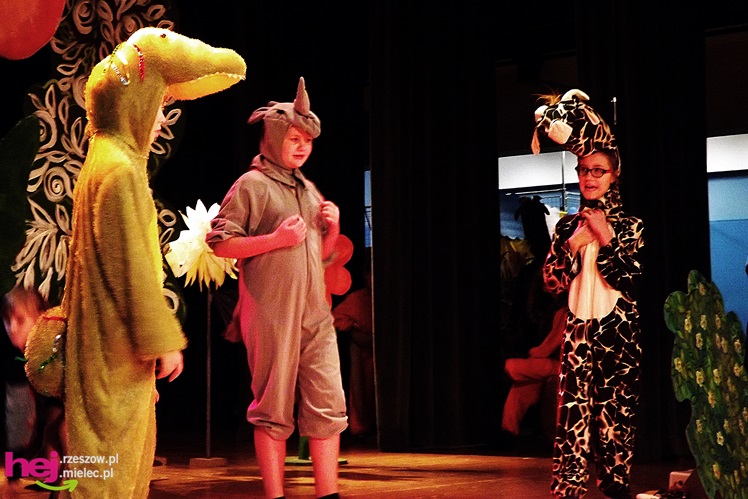 XIII Miejski Przegląd Dziecięcych Grup Teatralnych ?Scenażeria? z tłumem małych aktorów