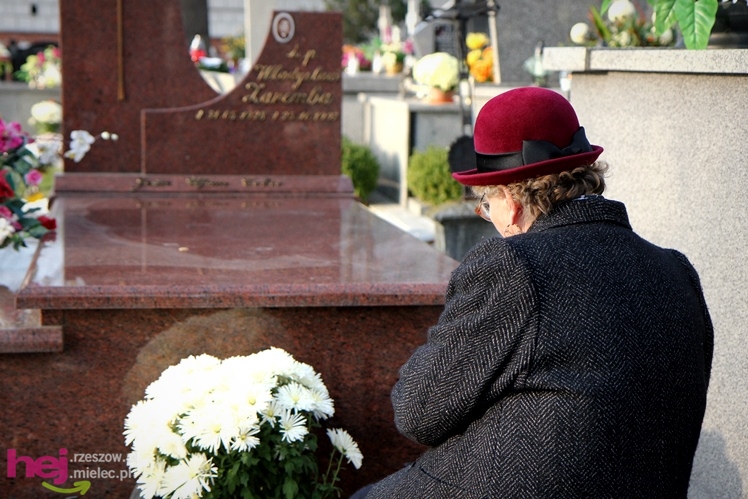 Tysiące mielczan na cmentarzach we Wszystkich Świętych