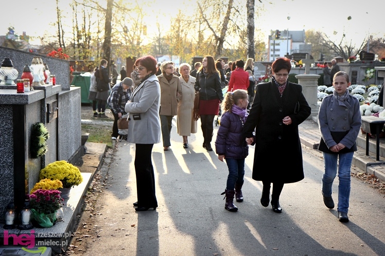 Tysiące mielczan na cmentarzach we Wszystkich Świętych