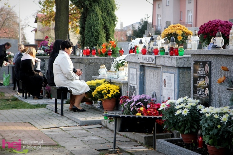 Tysiące mielczan na cmentarzach we Wszystkich Świętych
