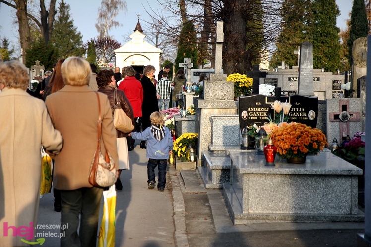 Tysiące mielczan na cmentarzach we Wszystkich Świętych