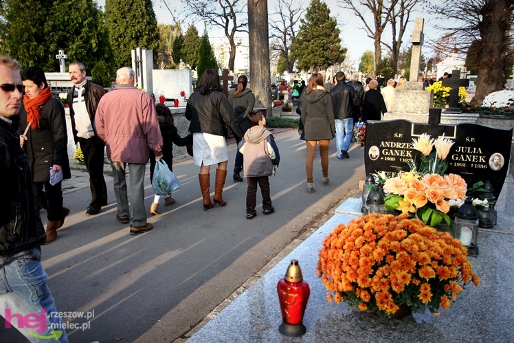 Tysiące mielczan na cmentarzach we Wszystkich Świętych