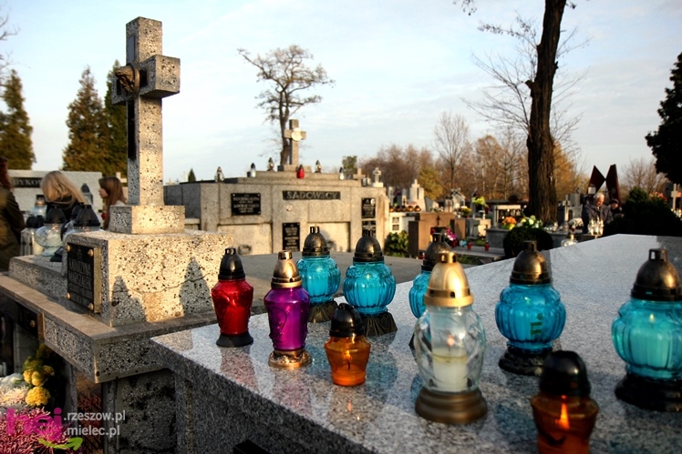 Tysiące mielczan na cmentarzach we Wszystkich Świętych