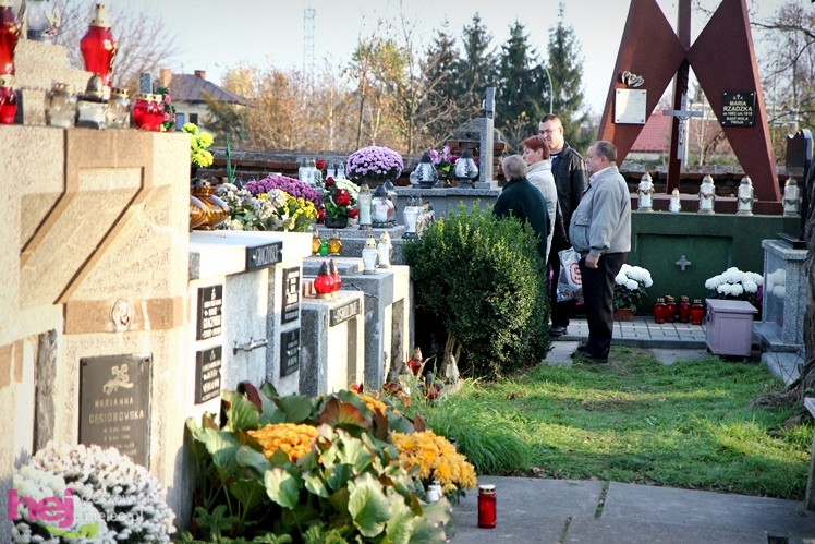 Tysiące mielczan na cmentarzach we Wszystkich Świętych