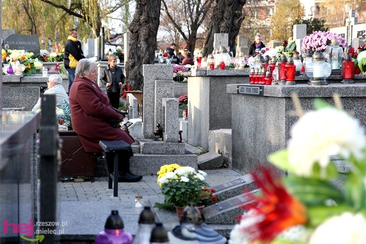 Tysiące mielczan na cmentarzach we Wszystkich Świętych