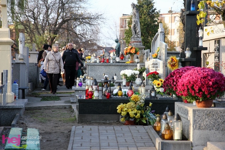 Tysiące mielczan na cmentarzach we Wszystkich Świętych