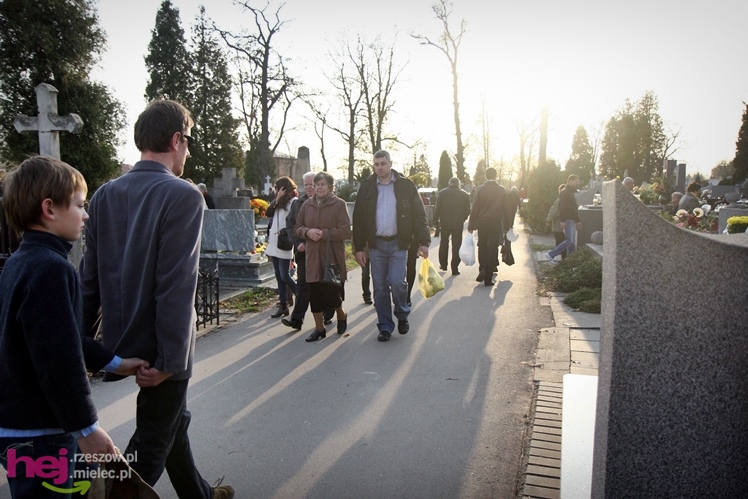 Tysiące mielczan na cmentarzach we Wszystkich Świętych