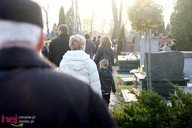 Tysiące mielczan na cmentarzach we Wszystkich Świętych