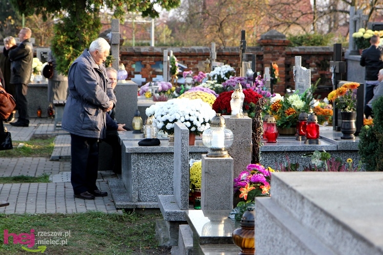Tysiące mielczan na cmentarzach we Wszystkich Świętych