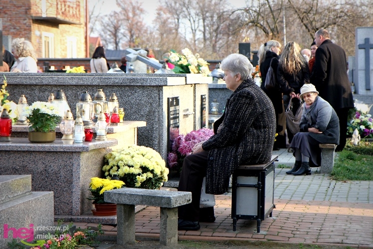 Tysiące mielczan na cmentarzach we Wszystkich Świętych