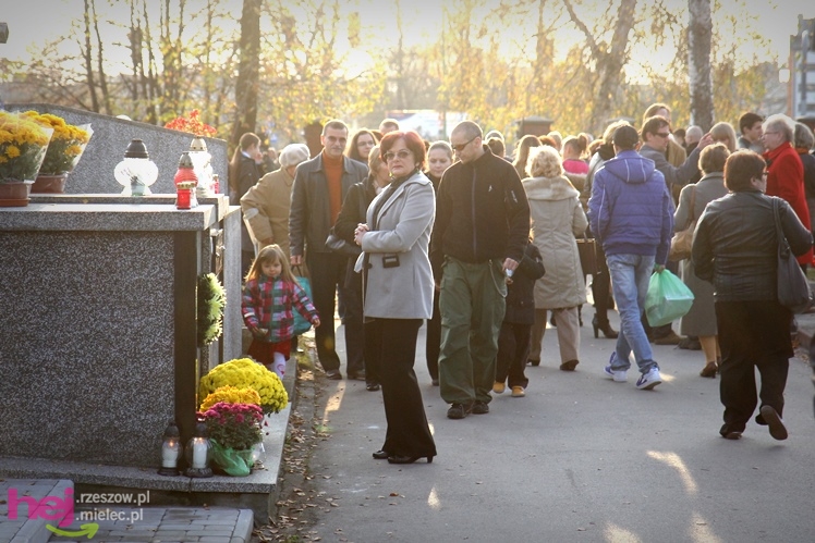 Tysiące mielczan na cmentarzach we Wszystkich Świętych
