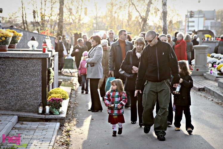 Tysiące mielczan na cmentarzach we Wszystkich Świętych