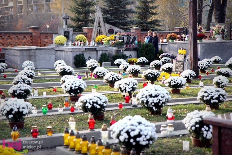 Tysiące mielczan na cmentarzach we Wszystkich Świętych