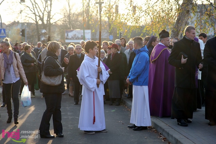Tysiące mielczan na cmentarzach we Wszystkich Świętych