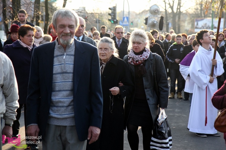 Tysiące mielczan na cmentarzach we Wszystkich Świętych